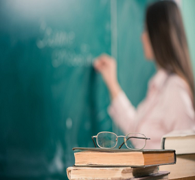 Encarregados de Educação e alunos na sala de aula