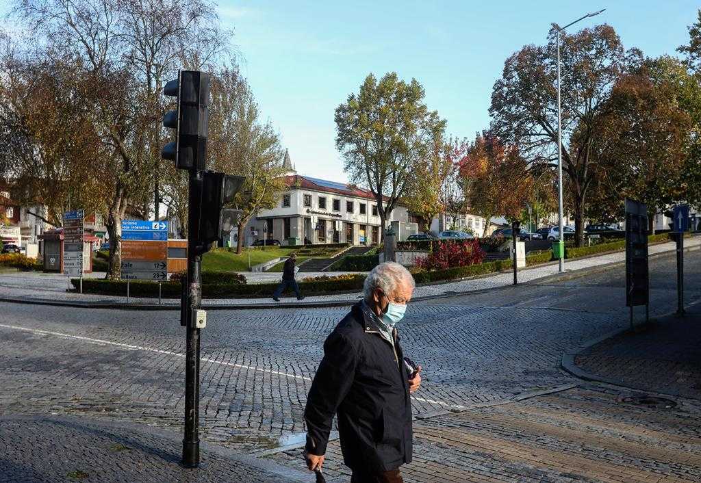 Mais do léxico da pandemia, palavras das eleições dos EUA, as origens do betacismo e «ir ao encontro de» vs. «ir de encontro a»