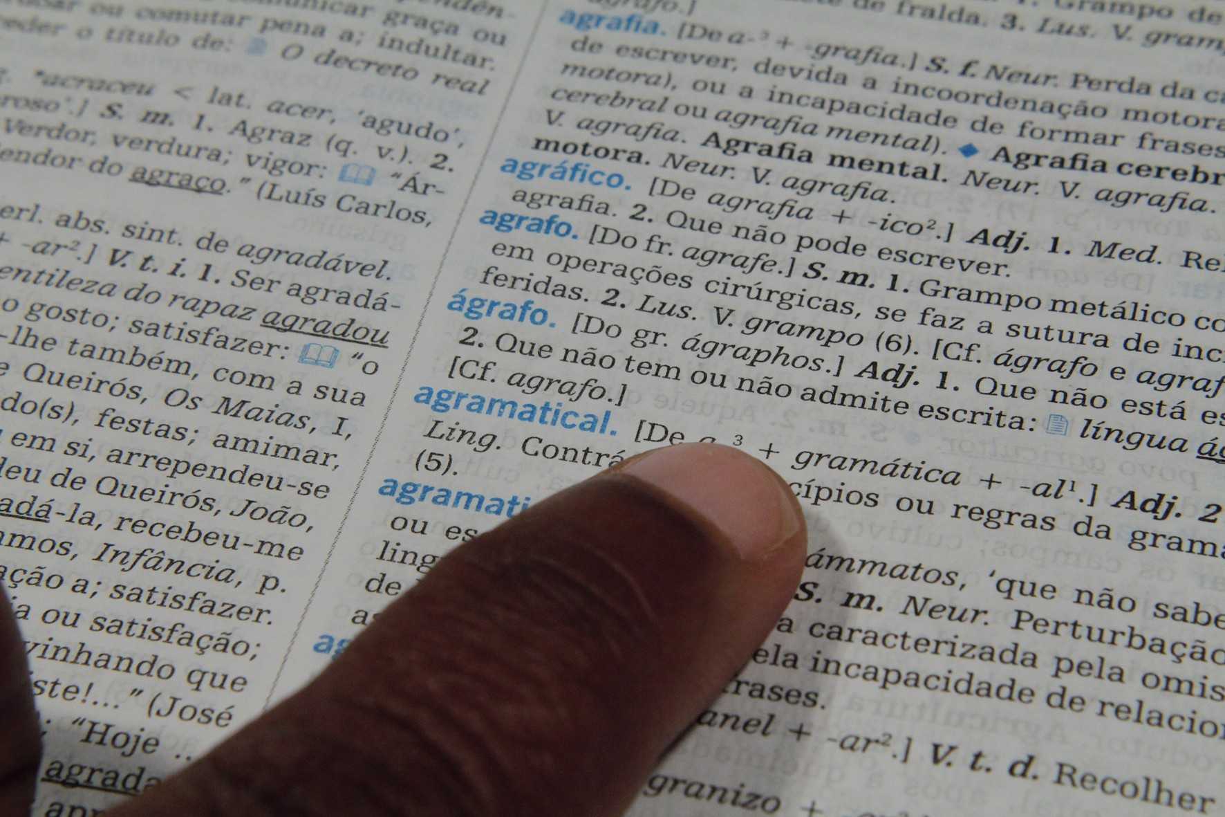 Três episódios e alguns dados para a discussão <br>sobre o conteúdo dos dicionários