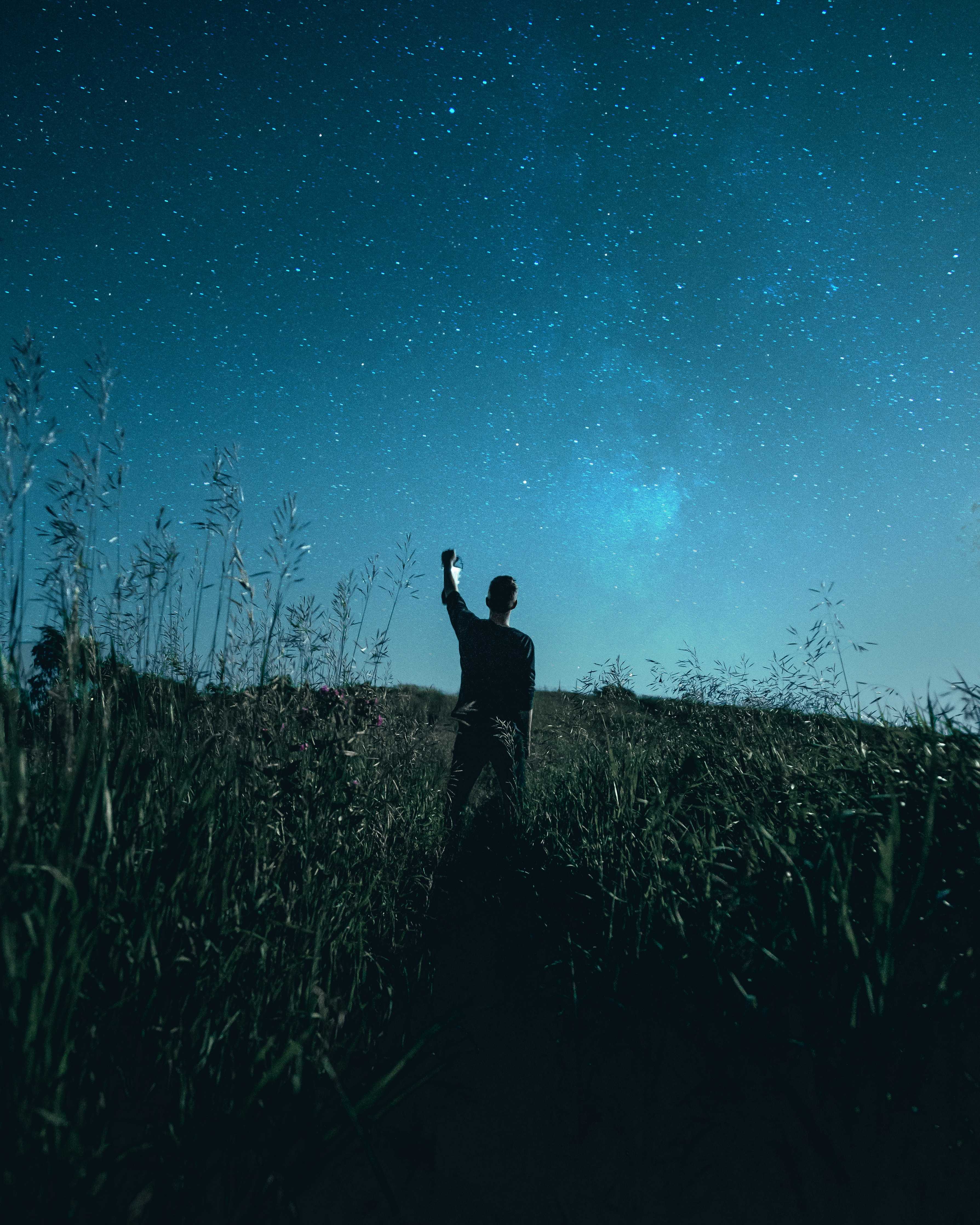 «Deixa de andar na Lua e desce à Terra»