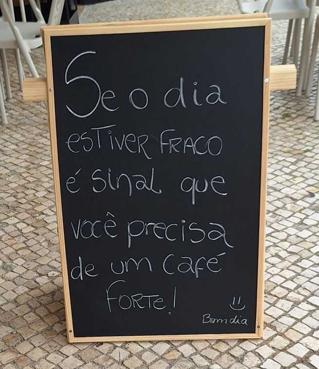 «É sinal que precisa de um café forte» <br> ou «é sinal de que...»?